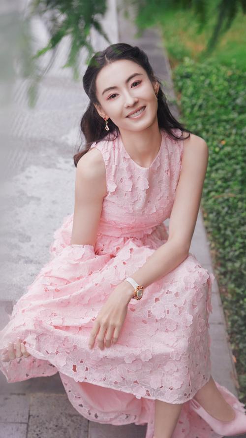 3月12日，张柏芝惊艳亮相上海AWE展会，鹅黄色西装搭配复古大波浪卷发，港风造型