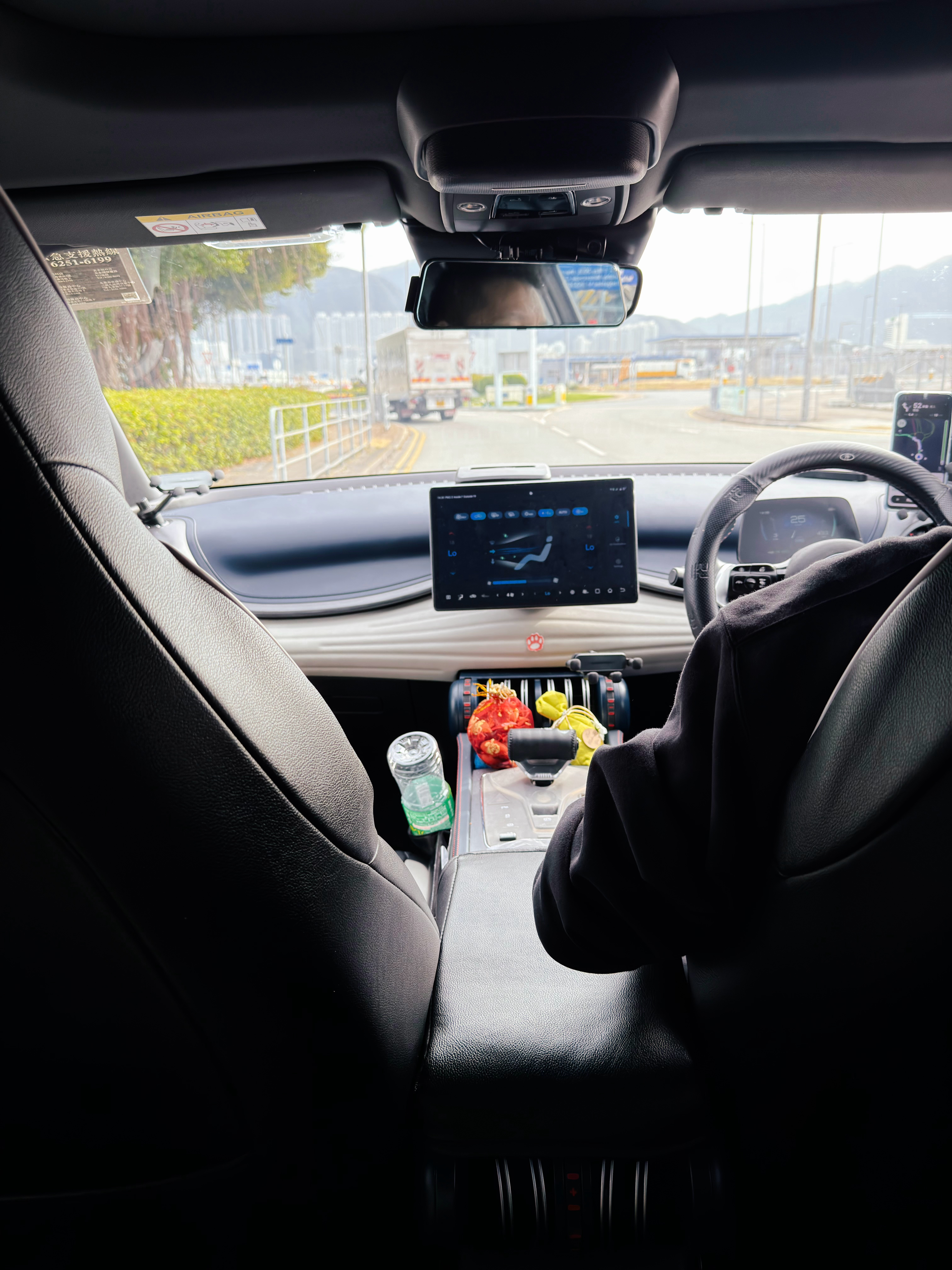 从香港机场打车到酒店，住的迪士尼附近，离机场不远。用的滴滴，打的是比亚迪元Pl