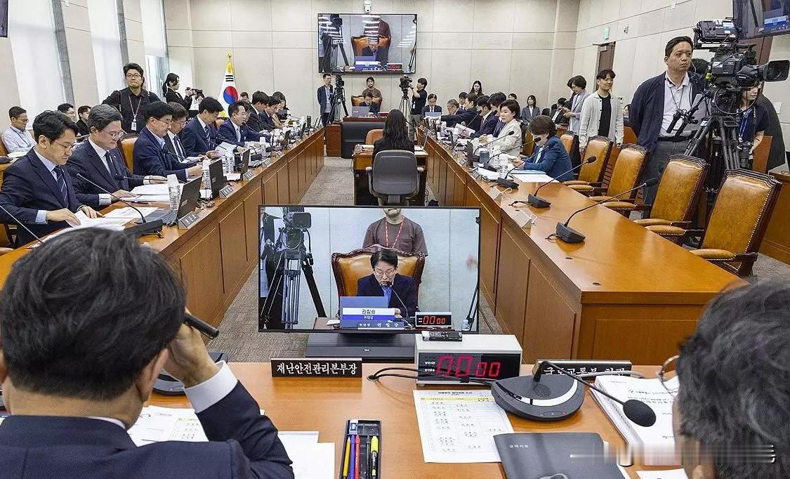 5月26日，韩国国会行政安全委员会召开全体会议，朝野两党围绕首都广域快速铁道钢筋