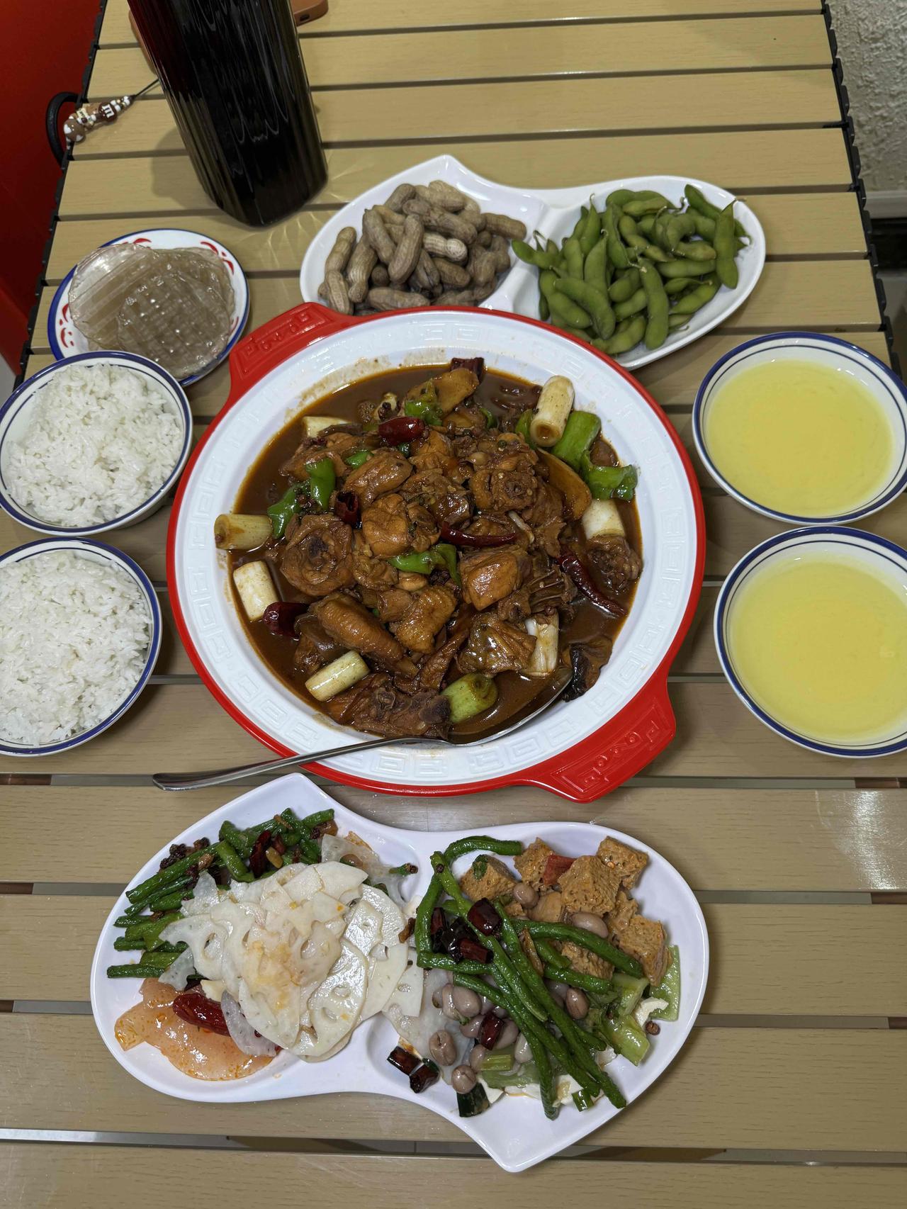 建议涧西的小伙伴们都去他家吃花椒炒鸡超划算的～炒鸡二斤，里面还有杏鲍菇，粉皮