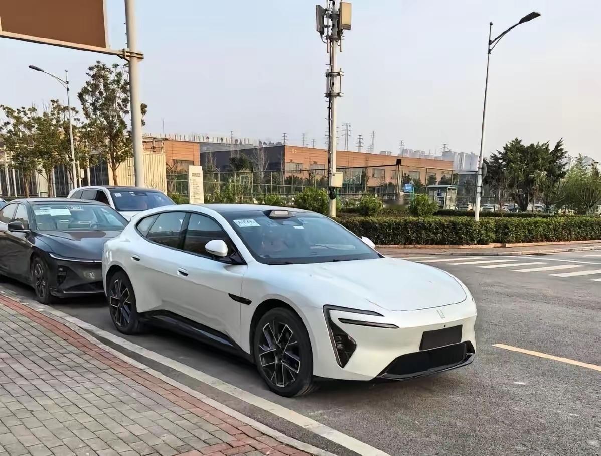 阿维塔06T实车图来了，与官图差不多，车尾比阿维塔06大很多，很有猎装车的感觉，