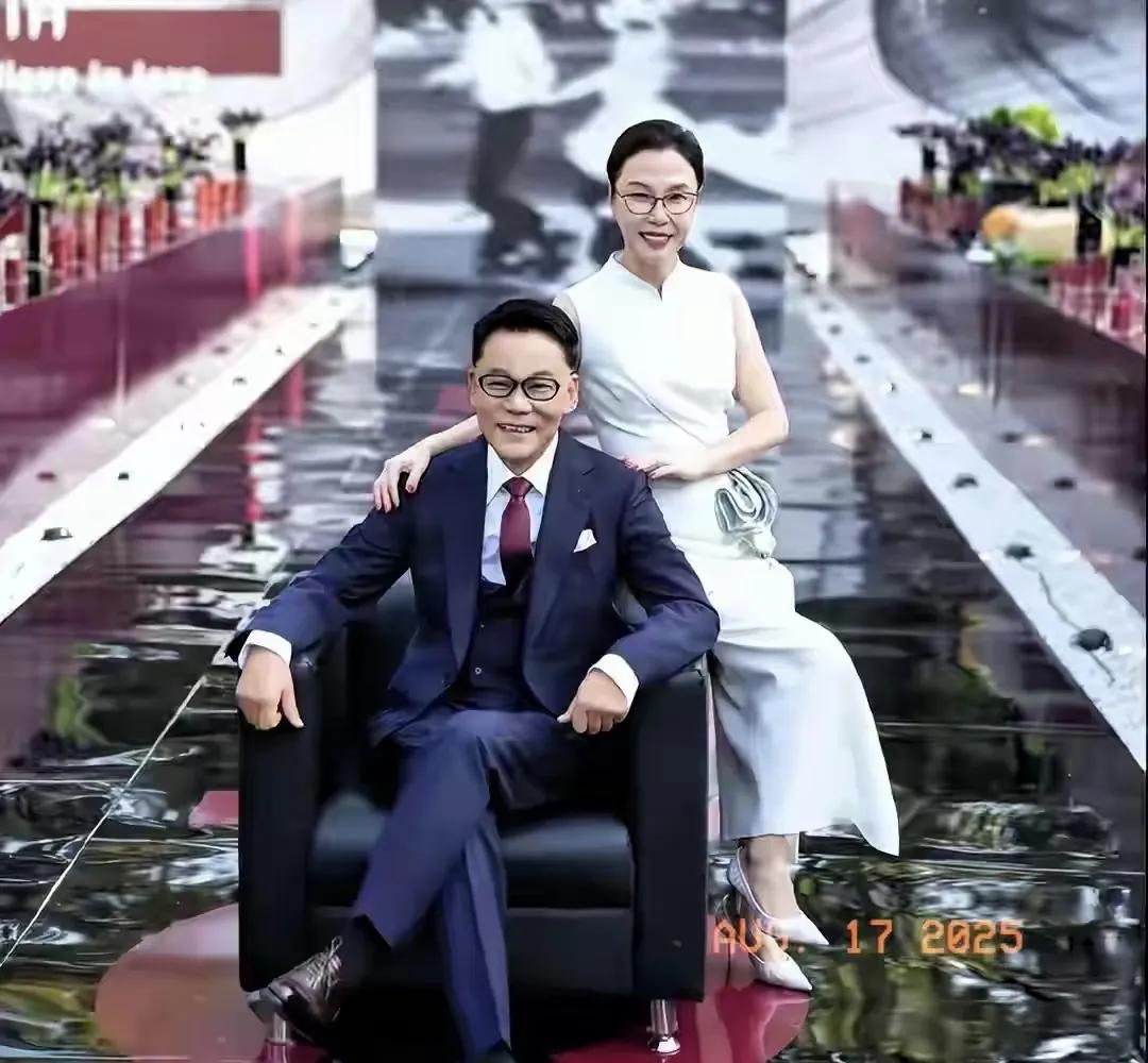 李国庆婚礼菜单曝光，看完真的不得不感叹一句，这菜单太有特色了从序曲的“白梨