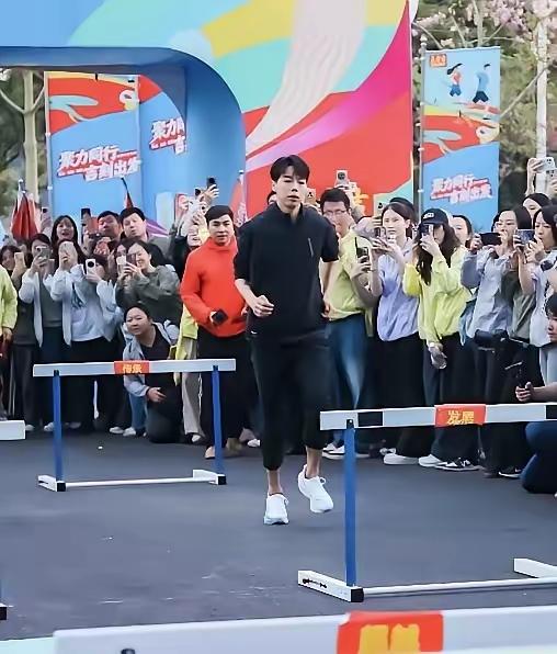 差点退役，却击败了吴艳妮林雨薇！这个无教练的“狠人”值一个代言。这个冠军，来得