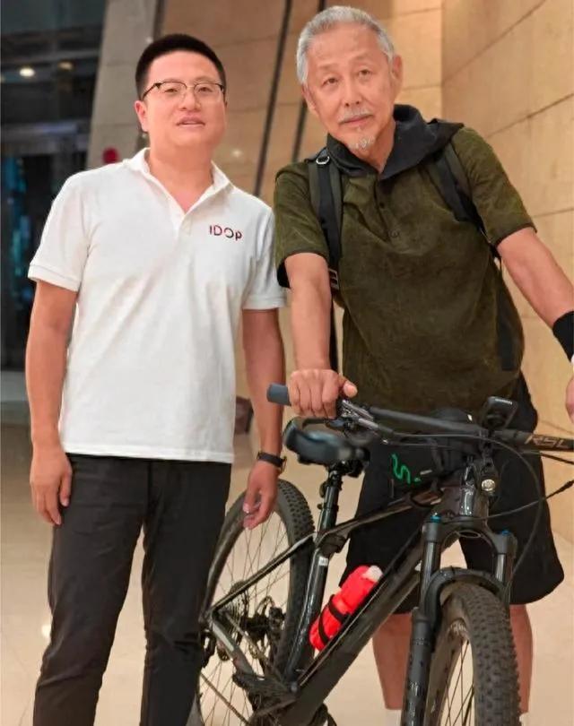 网友偶遇陈道明，陈道明热情的和网友合影。陈道明已经70岁了，他看起来完全就是一个