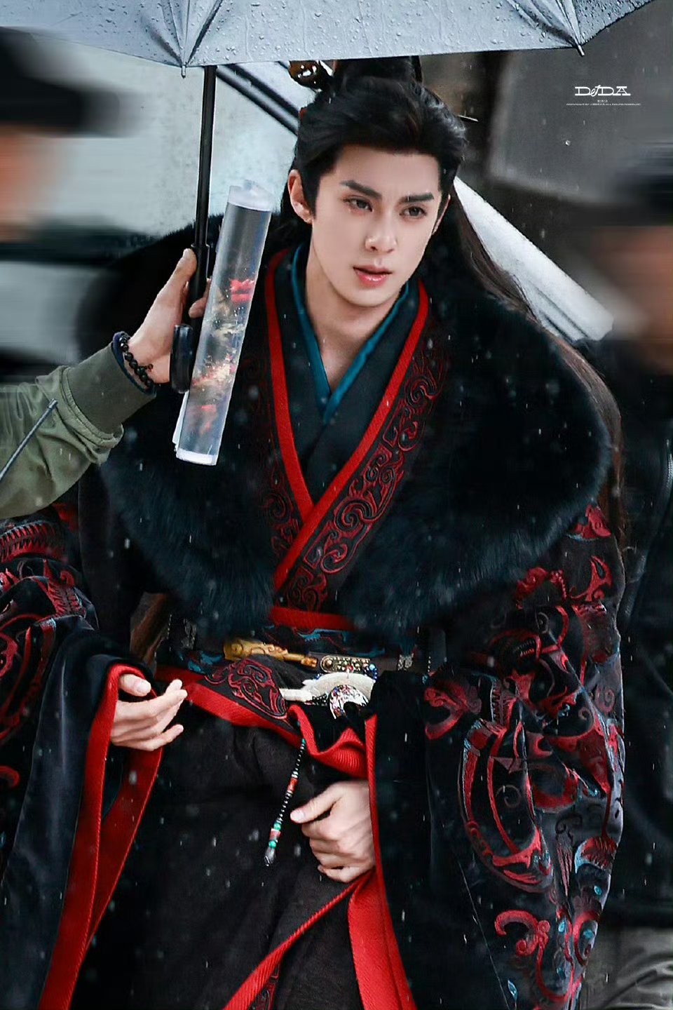 将门独后王鹤棣路透谢景行从书里走出来了！黑红大氅+鎏金暗纹+高束发，面具一戴，腹