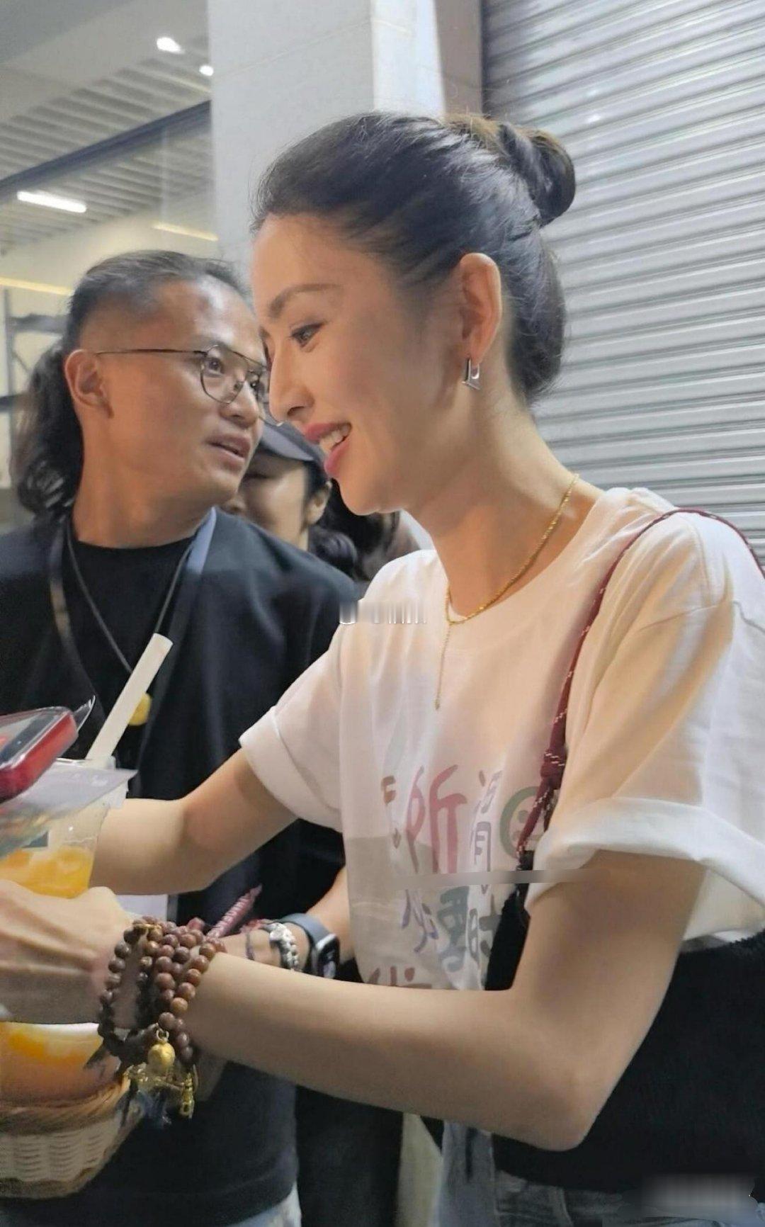 佟丽娅的下班生图，再一次让人见识了什么叫“舒服的好看”