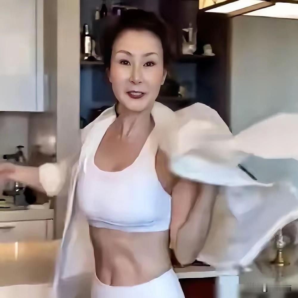 雪瑞姑姑这事我一点都不意外。600万粉丝眼里的“冻龄富婆”，扒开一看是牛肉面