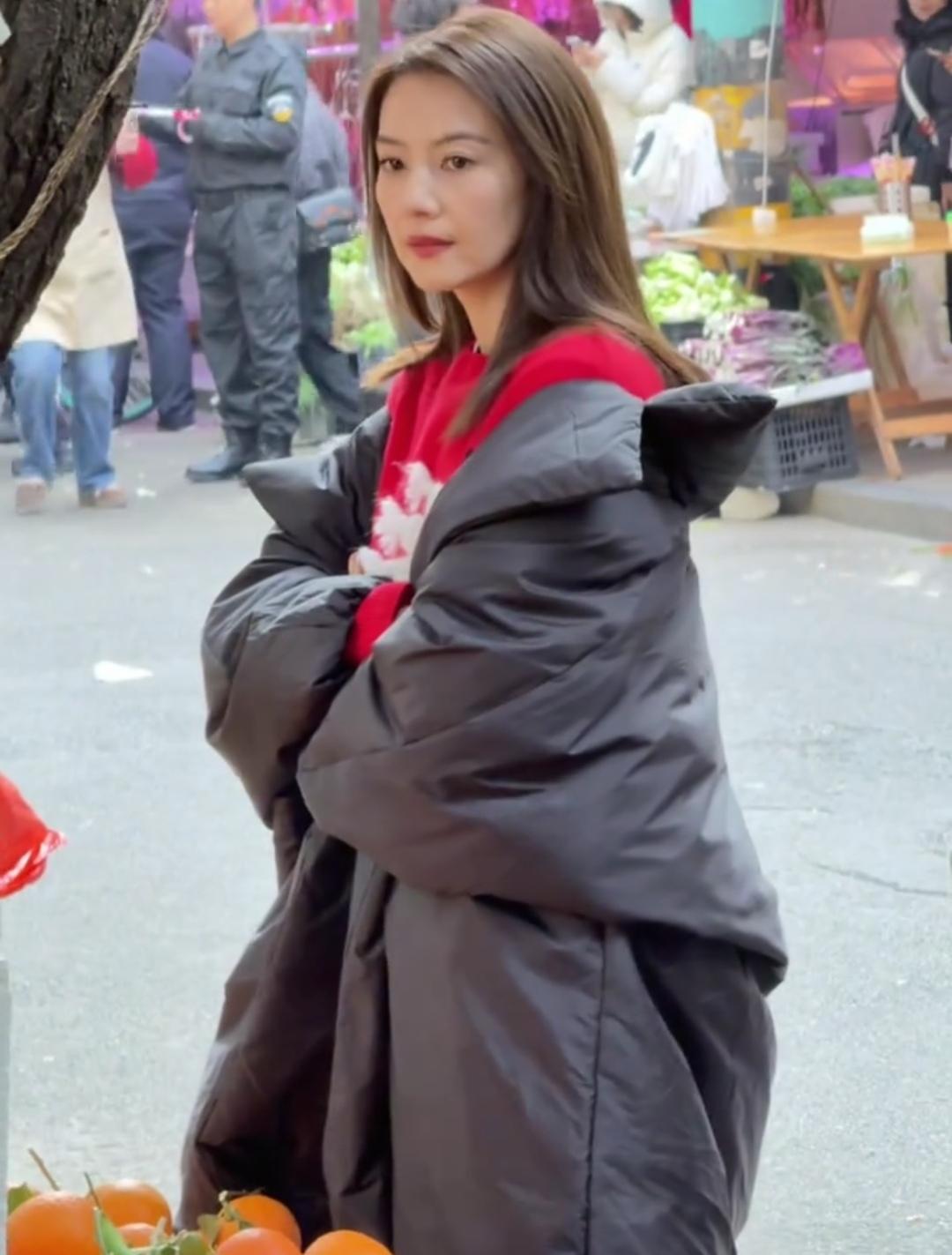 这两天，高圆圆现身四川街头参加拍摄活动，简约时尚的穿搭让人羡慕。高圆圆穿着红