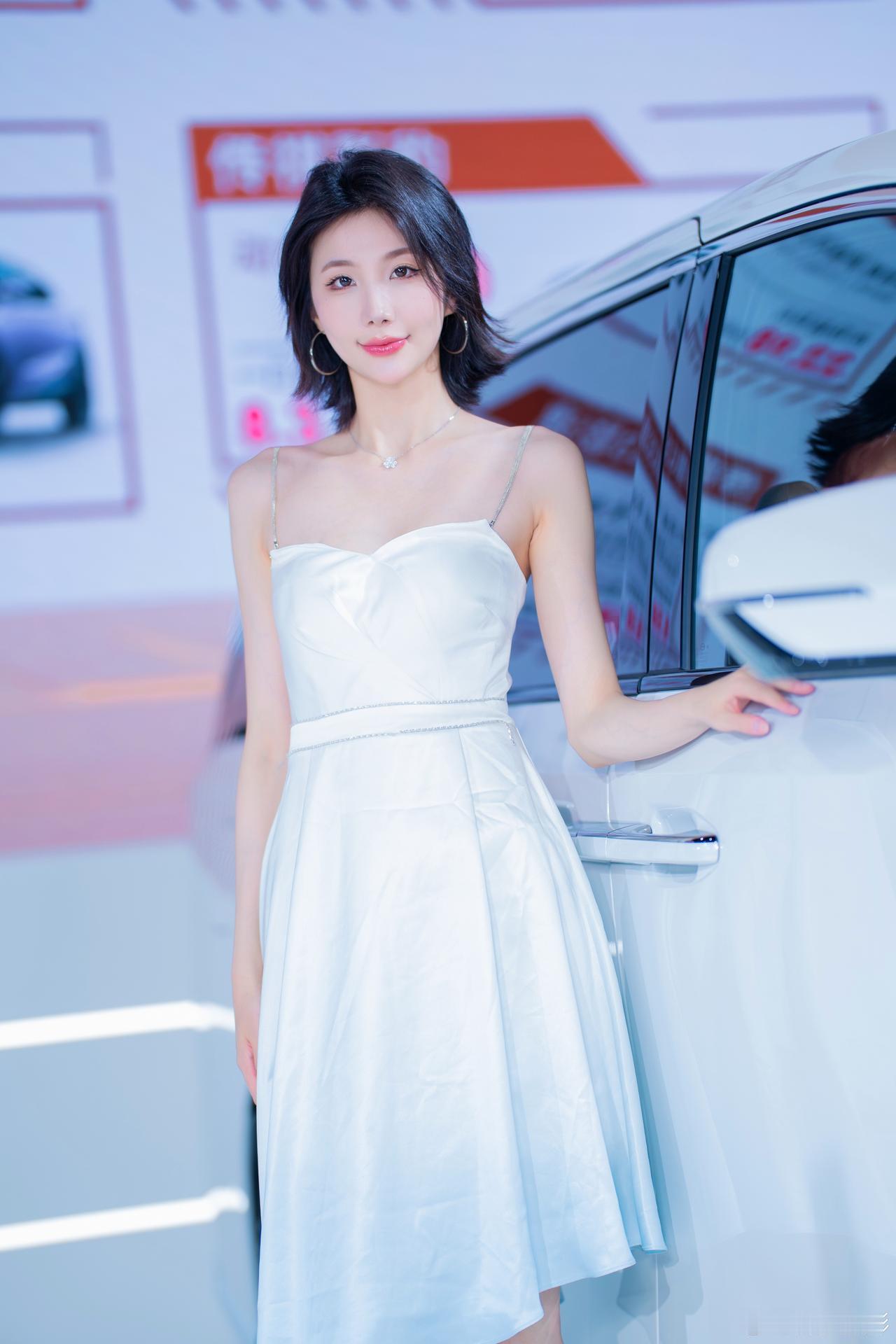 冬日生活打卡季美女车模申雪儿穿搭写真