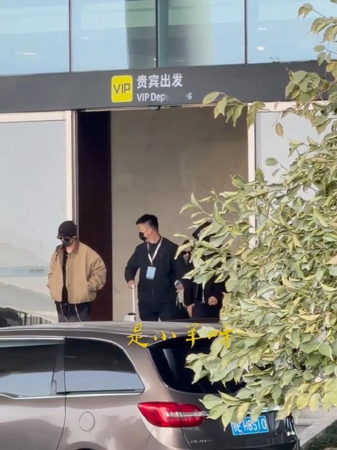 肖战宜昌到达机场路透肖战到宜昌参加主创见面会肖战宜昌到达机场路透，肖战到宜昌参