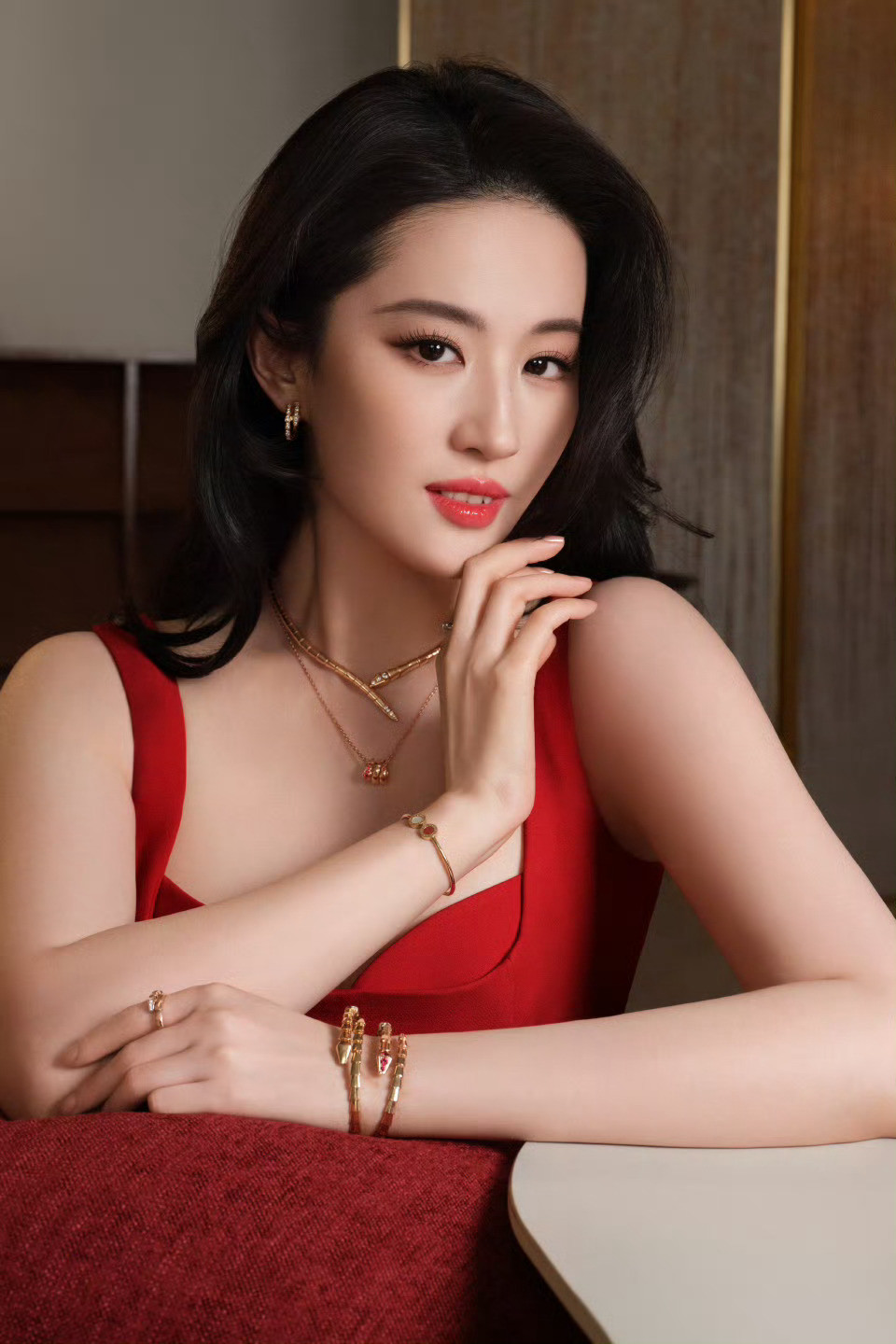 跃马迎春，贺迎新岁。BVLGARI宝格丽携手全球品牌代言人刘亦菲、品牌代言人吴