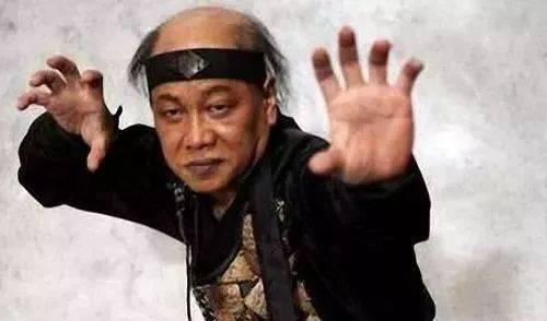 梁小龙被封杀原因曝光！2022年5月，他爆料说：“当年十个人追着我砍，我身中11