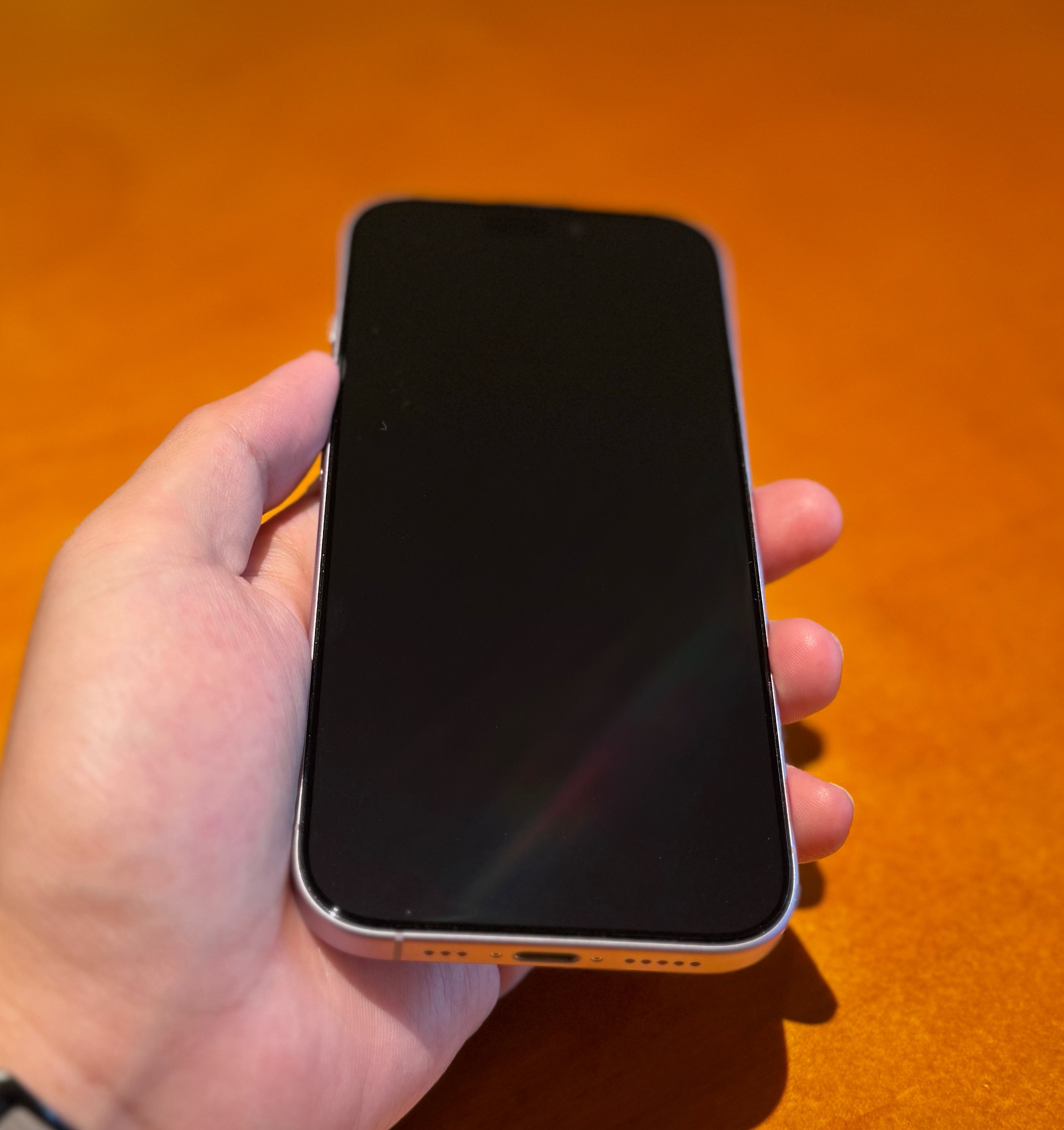 iPhone17系列的屏幕上了低反后贴膜成本都多了不少以前我可以随便贴几块钱一张