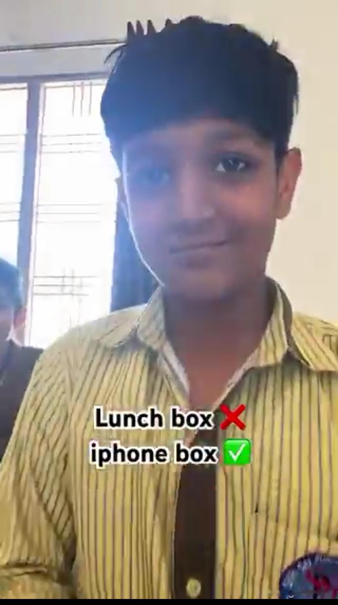 印度学生发现iPhone手机包装盒新用途——便当盒。一名印度小学生带着一部的