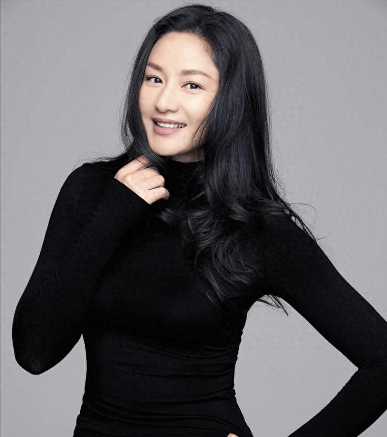 瞿颖哭着说：“胡兵小的时候家里没有什么钱，他还有个哥哥，每次他妈妈买衣服都只给哥哥买，胡兵第二年穿哥