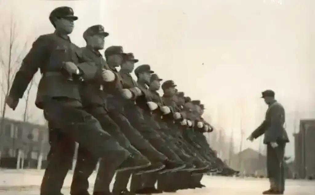 2024年，一场退伍军人聚会，竟让1982年那130人的命运反差，刺痛了所有参会