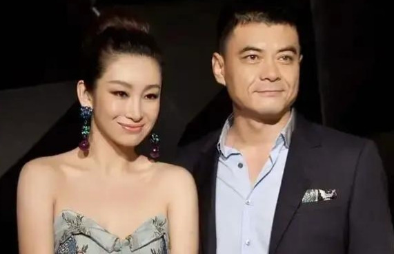 2011年，王新军向秦海璐表白，秦海璐一口拒绝，怒斥道：“你有老婆孩子，难道想婚