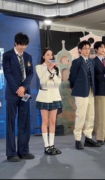 迪丽热巴居然敢穿着个小跟的鞋子在刘宇宁身边，问题是刘宇宁1.90的身高还穿了厚底