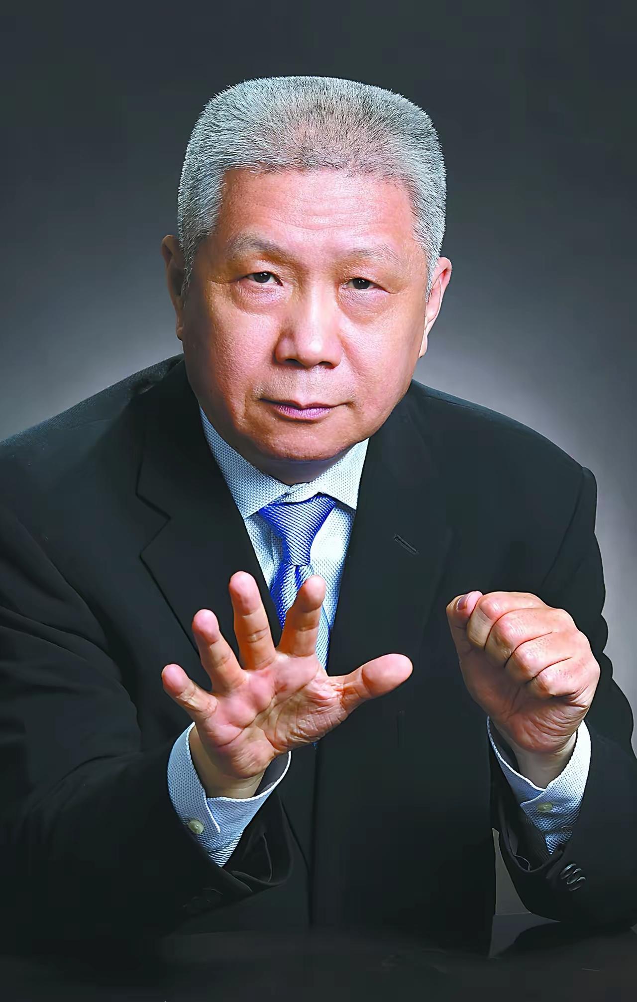 马未都说：“别觉得养老院是归宿，那是没有归宿的归宿。能自理的时候，护工叫你"大爷