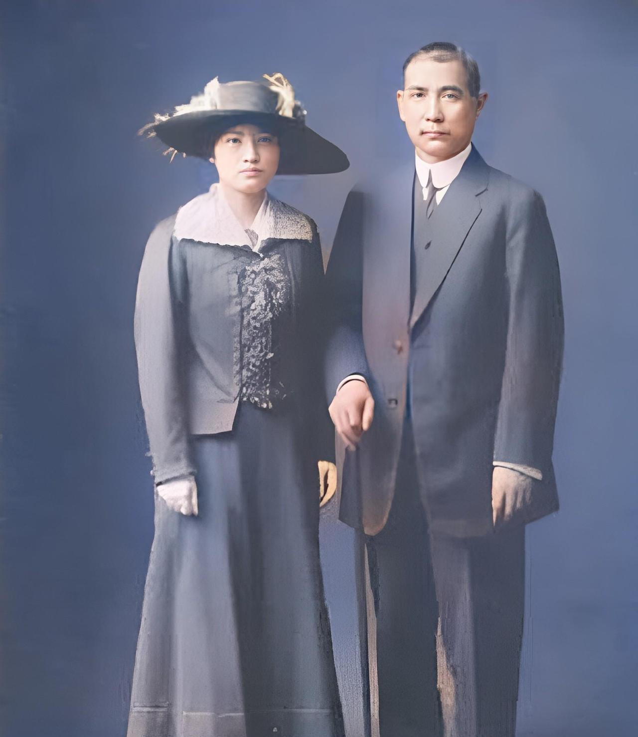1915年10月25日，孙中山和宋庆龄新婚，孙中山送给宋庆龄一件新婚礼物，宋庆龄