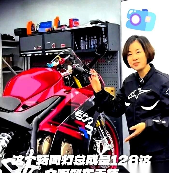 都以为张雪机车火了，他老婆星姐该开直播收割了。结果人一开播，啥也不卖，就捏着一