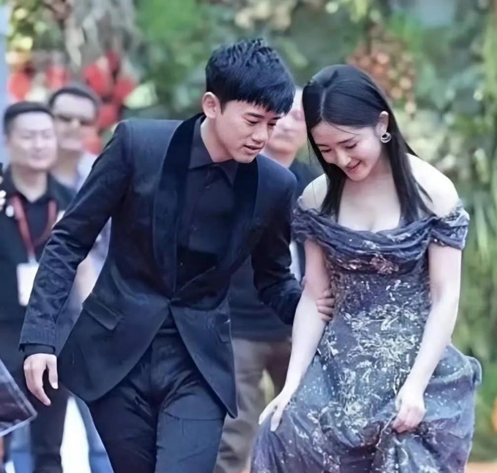 张杰永远都不会离婚了。原因很简单，不是谢娜有多有钱，而是因为谢娜她太爱张杰了。