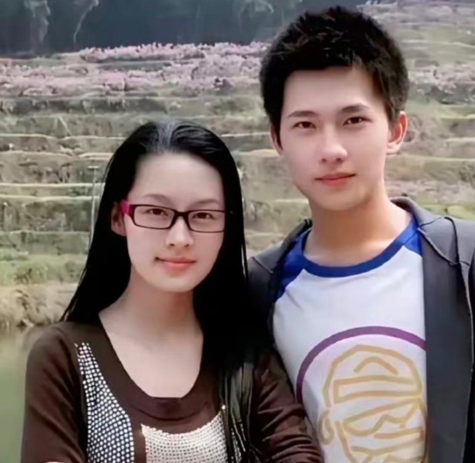 杨洋李沁早期合照，俊男靓女好青涩的两个人
