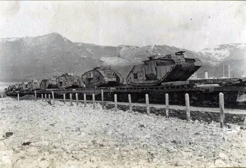 苏俄内战，邓尼金部队在新罗西斯克遗弃的英国援助坦克