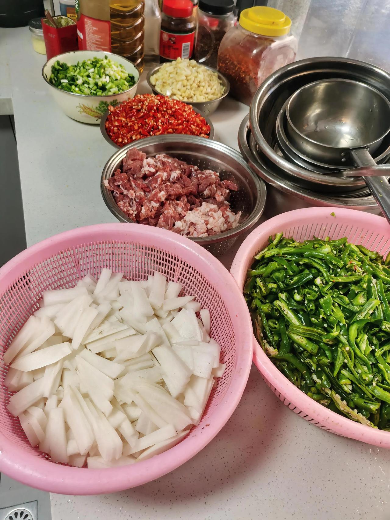 今日公司食堂菜谱：青椒炒肉素炒土豆丝白萝卜芋头汤。冬季宜吃的菜秋冬