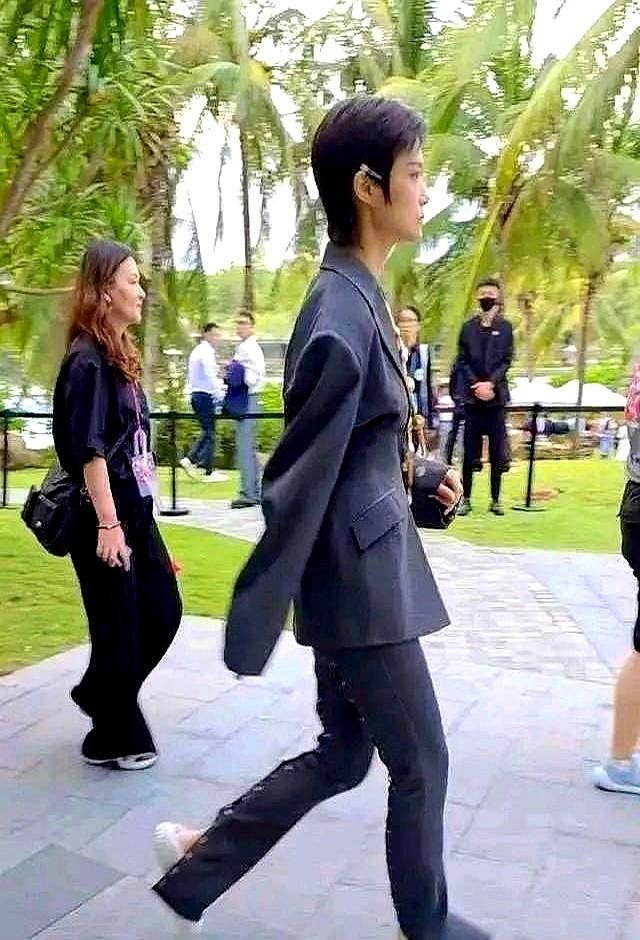 20万的金链子，有人戴是土豪，她戴是艺术。李宇春最近戴了条某奢侈牌2023秋