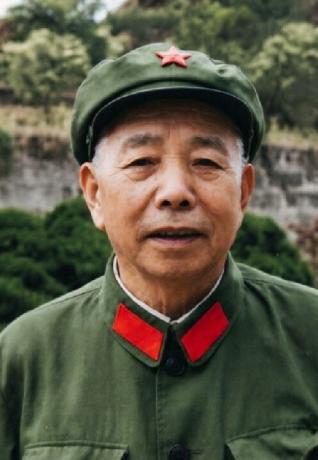 1955年开国授衔，有位将军原本被授上将，却三次主动申请降为中将，他是开国中将里