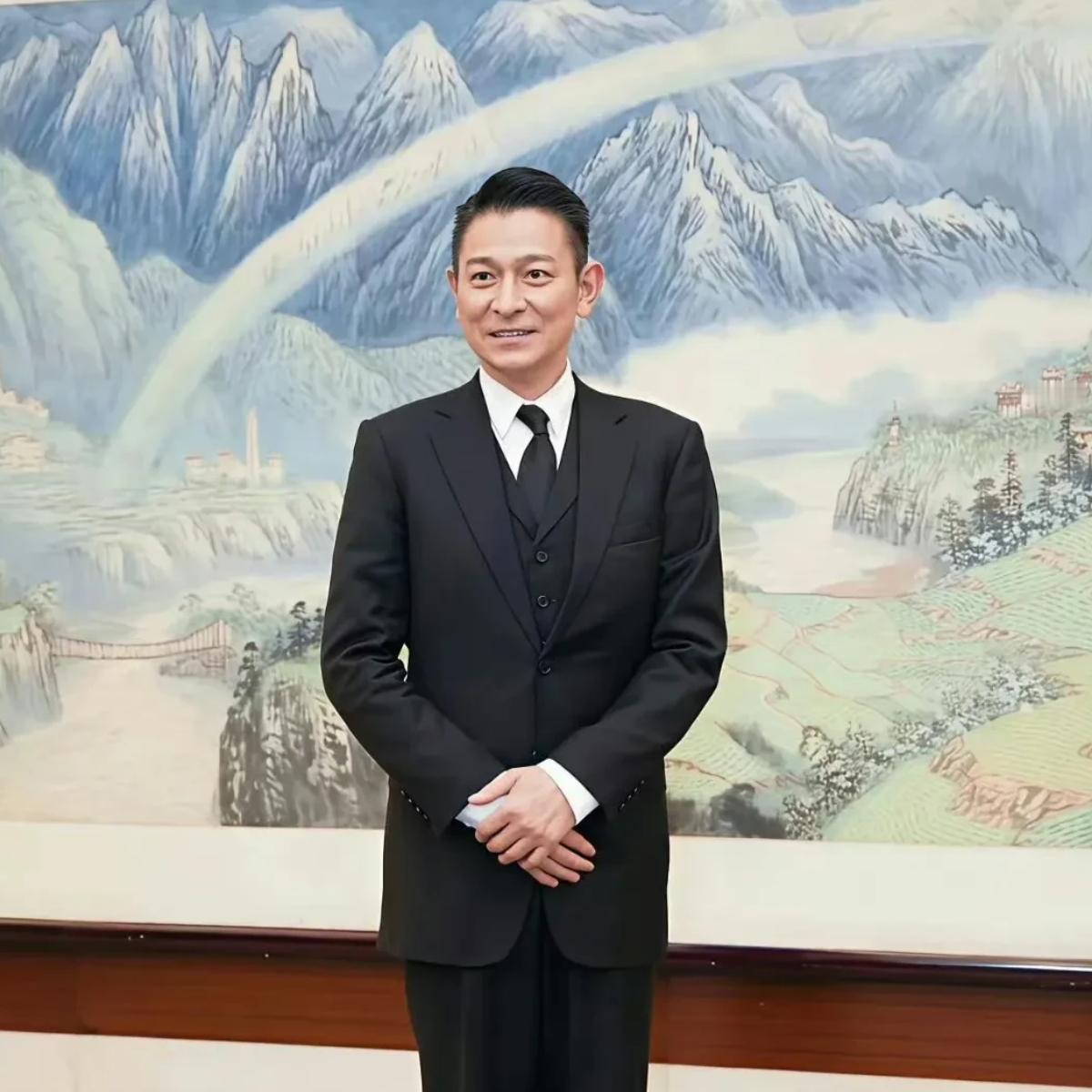 65岁的刘德华当选影协副主席，身穿正装，精神抖擞，这跟前几天蹲在片场角落和工作人员一起吃盒饭时判若两