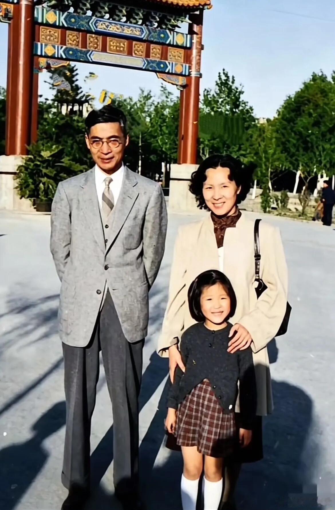 50年代，郭永怀与夫人李佩以及女儿郭芹出游时的一张珍贵合影，也是一家人难得的清闲
