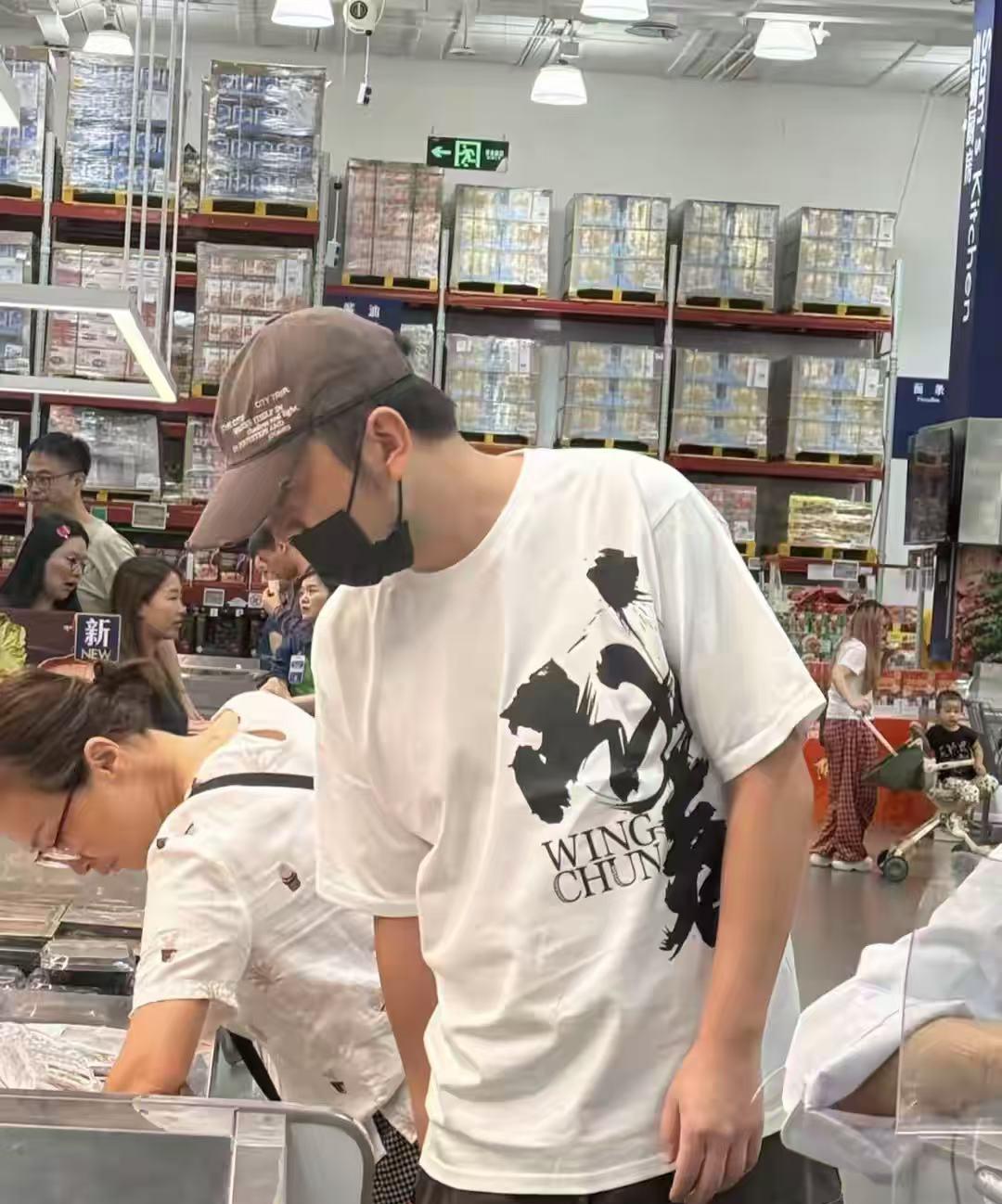 雷佳音现身上海山姆购物！被雷佳音的老婆震惊到了！一点都不像是40岁的人，身材纤