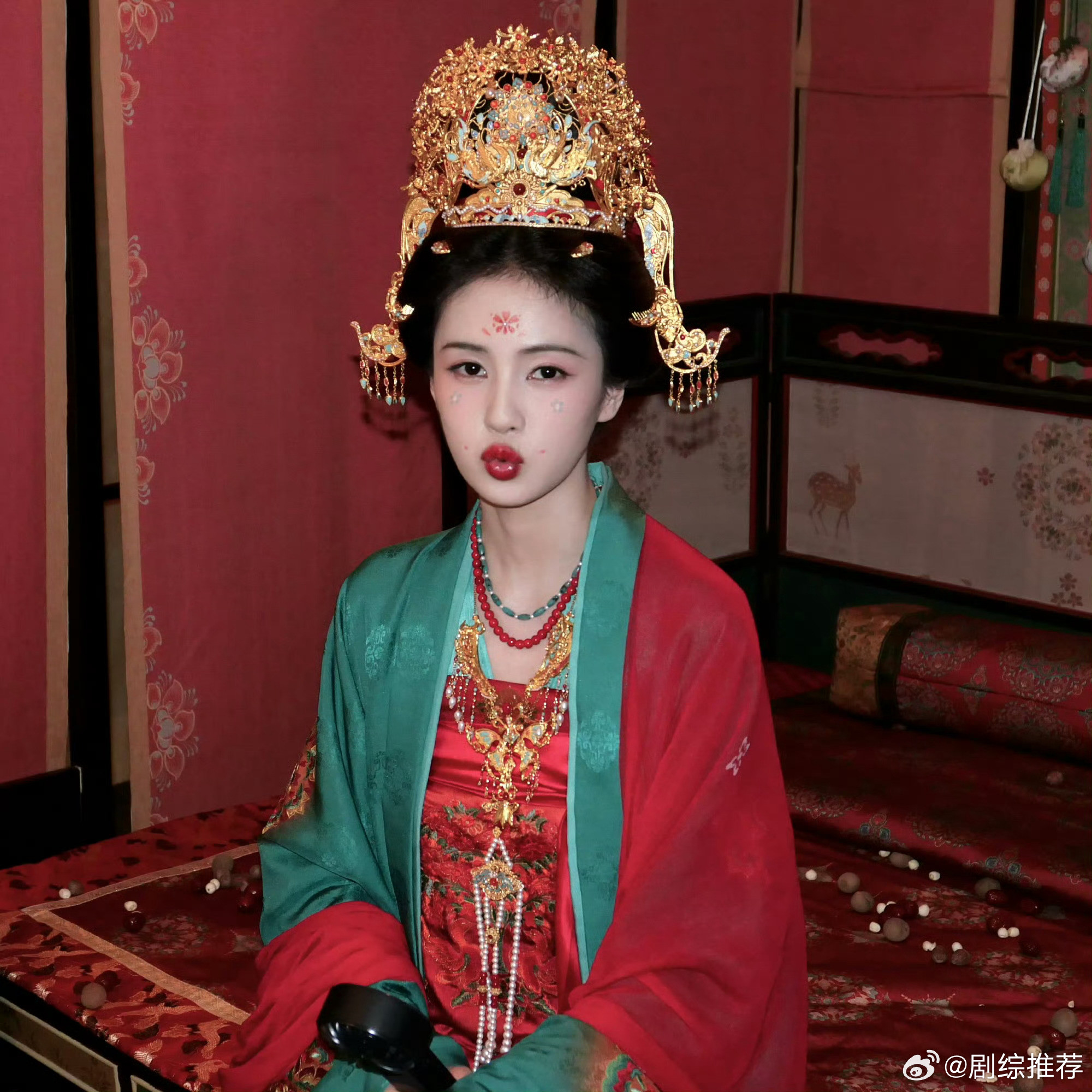 莫离我的评分：莫离观后感钩子也特别多呀，比如青霜还活着吗，还有白鹿饰演的女主在
