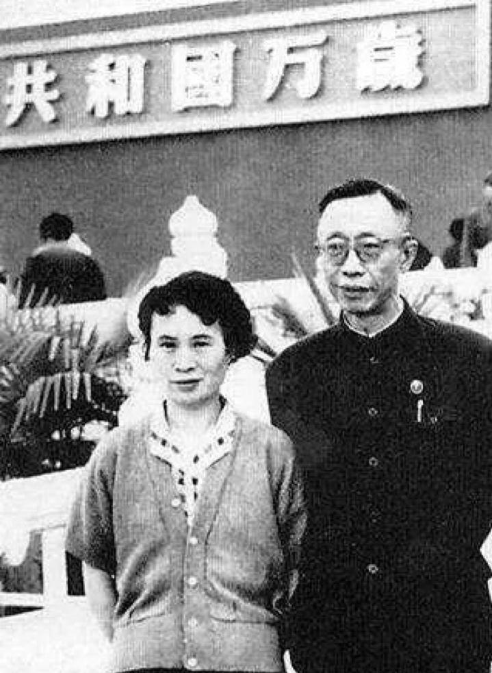 1962年5月，溥仪带着新婚不久的李淑贤来到天安门广场，留下的合影，镜头中的溥仪