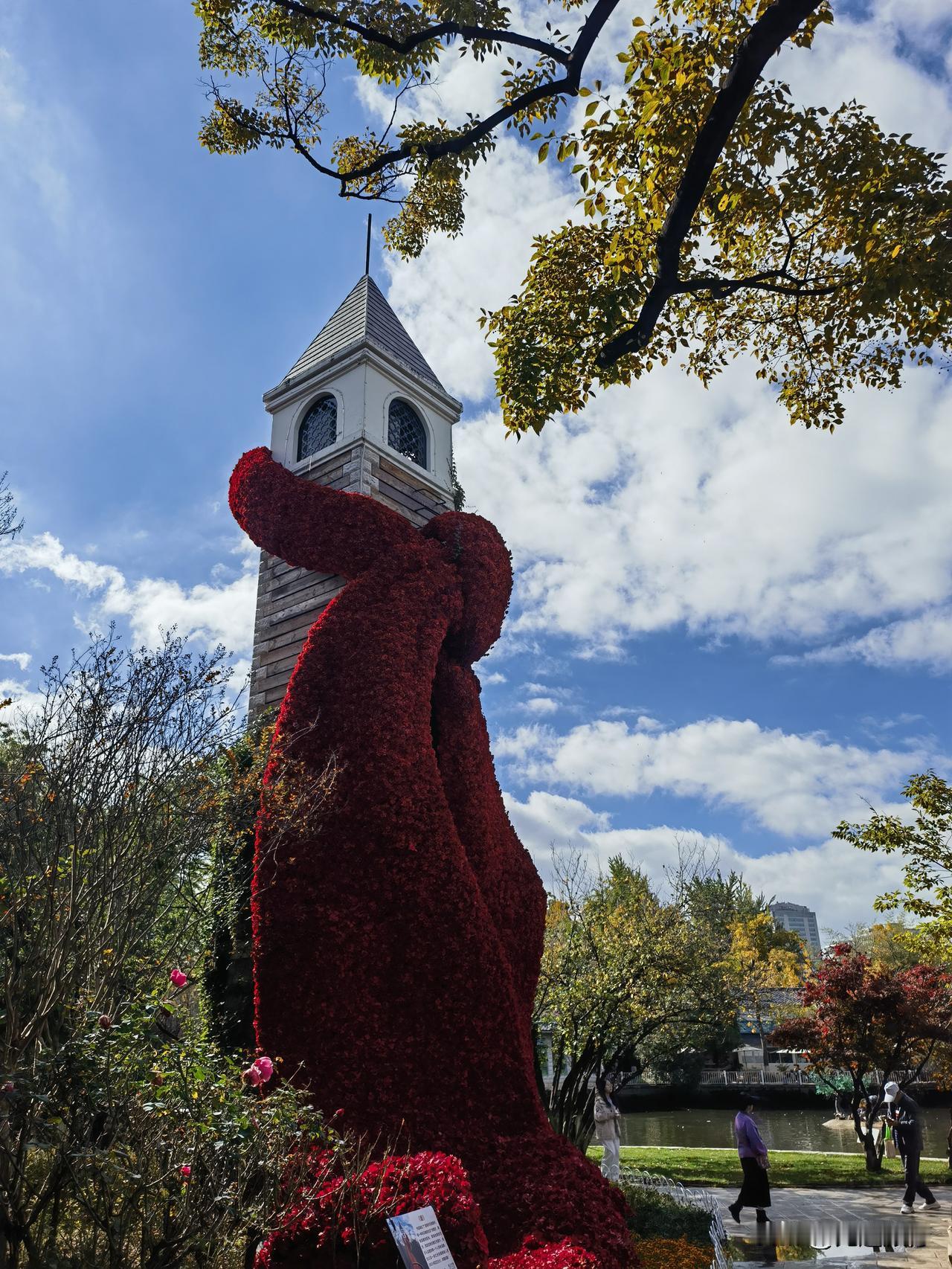 玫瑰花瀑布是昆明翠湖公园一个比较火爆的网红打卡地！每天都会有很多游客慕名而来，就