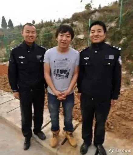沈腾应该是看到了黄渤的经验，没有把手放在前面而是背在了后面[doge]​​​