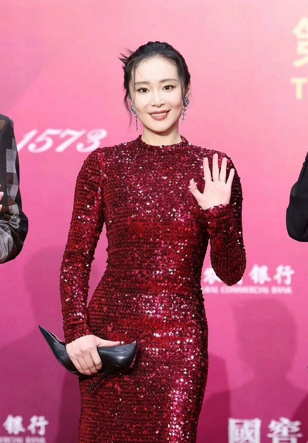 高叶这一身,手里竟然是一个包
