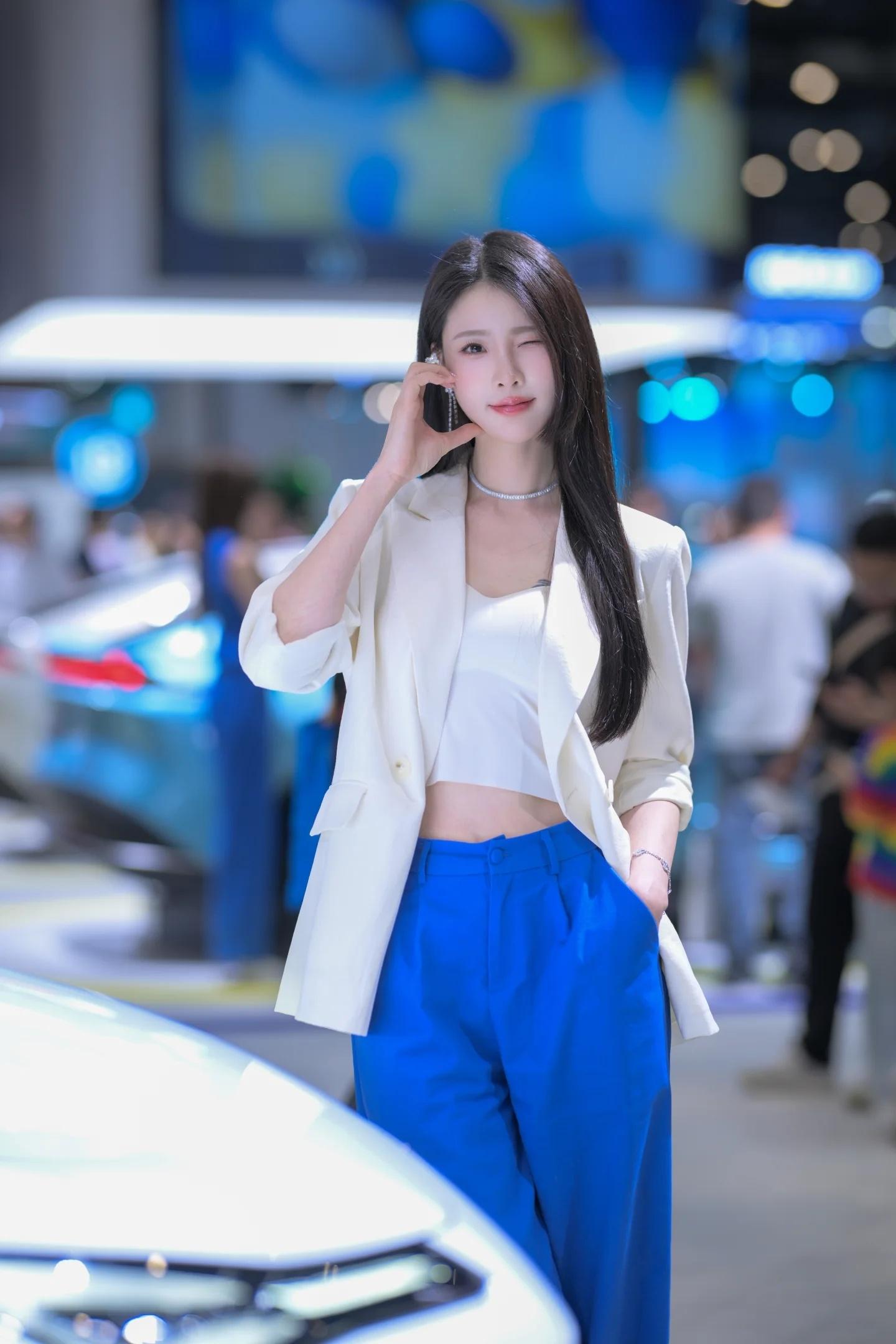 喧嚣中的一抹蓝车模小姐姐