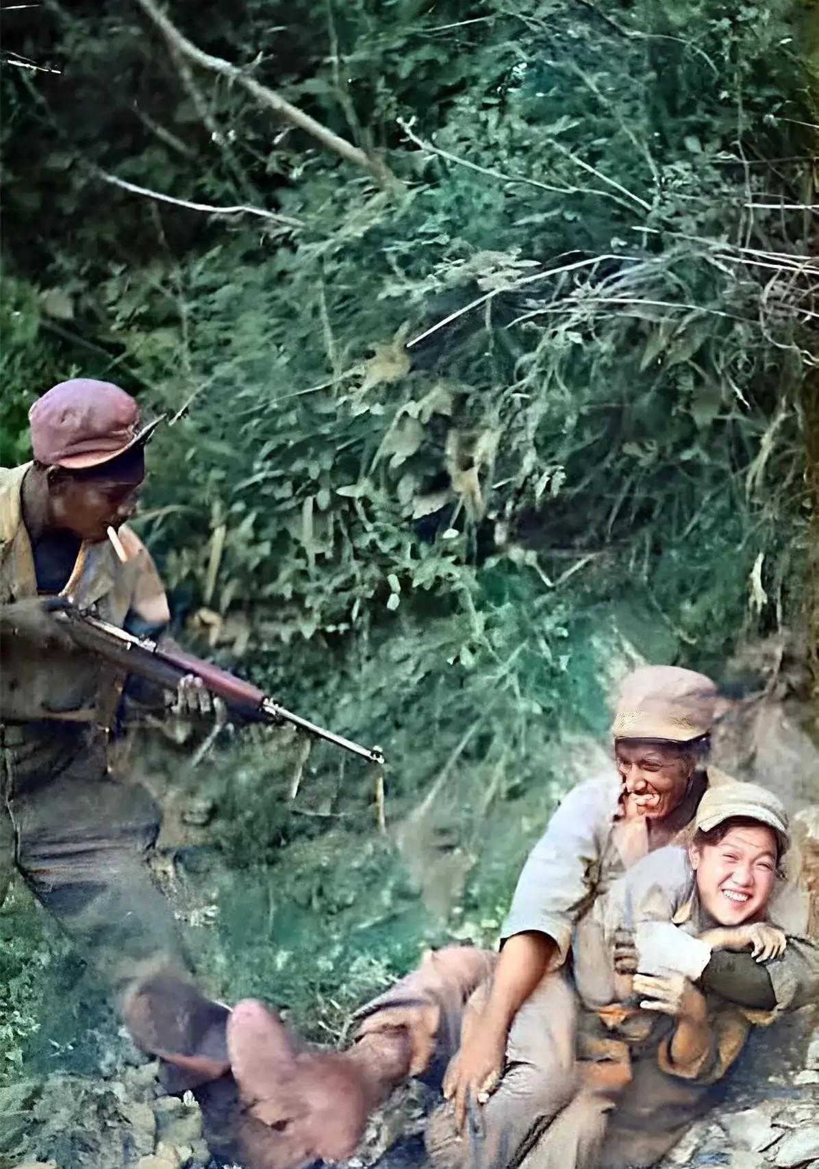 1951年，一张令人心酸的照片：一名美军与埃塞俄比亚士兵跟韩国劳军女艺人搭散，二