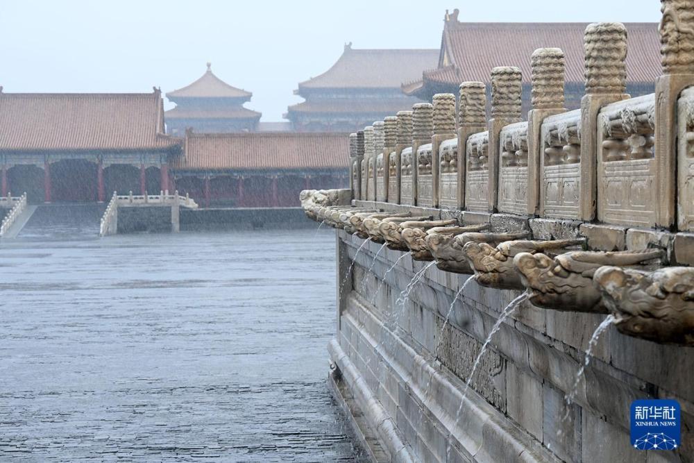故宫雨中漫步，感受历史的沉淀与韵味。