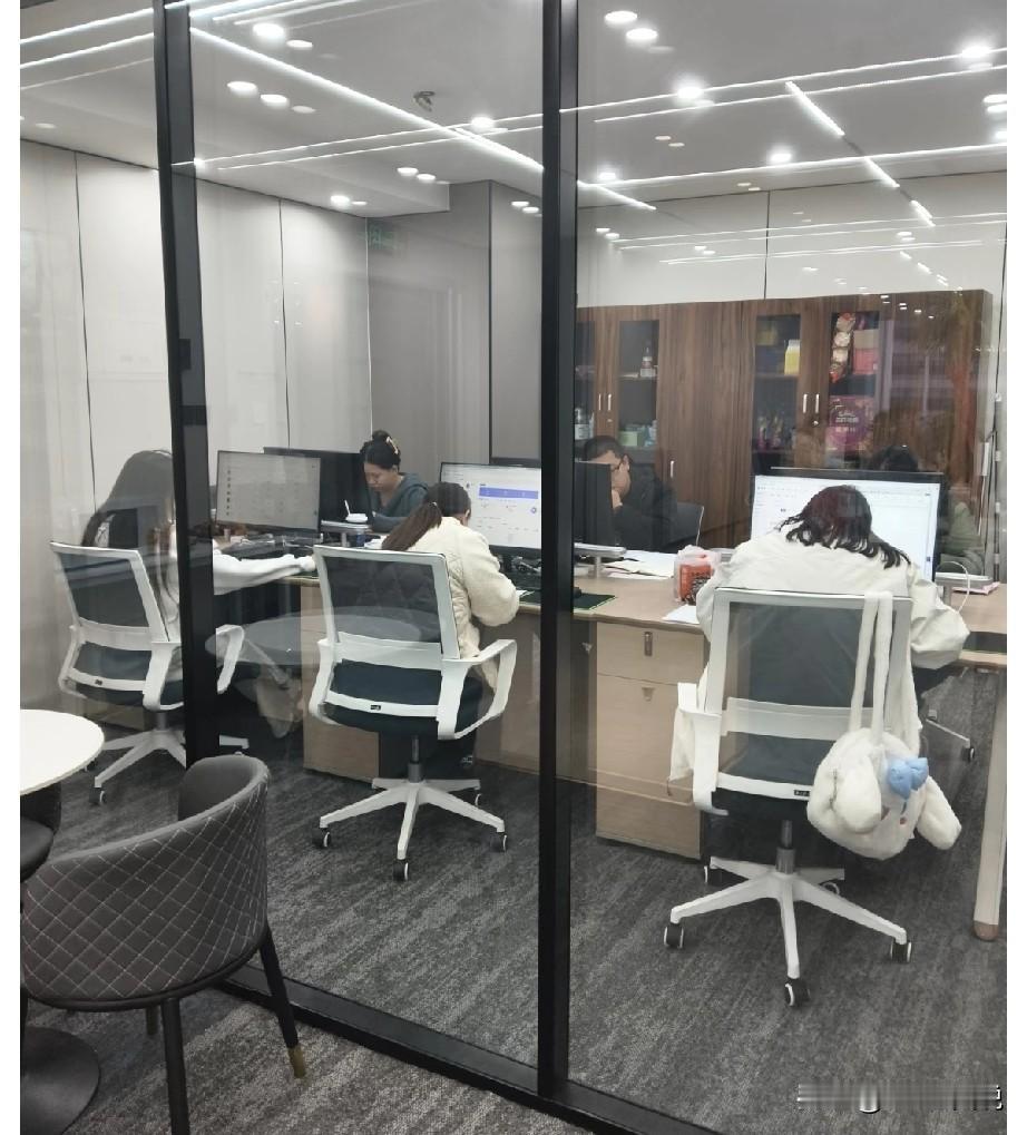 作为一个底层hr，真心想对那些嘲笑40岁人还在投简历找工作的那些人说句话：如果你