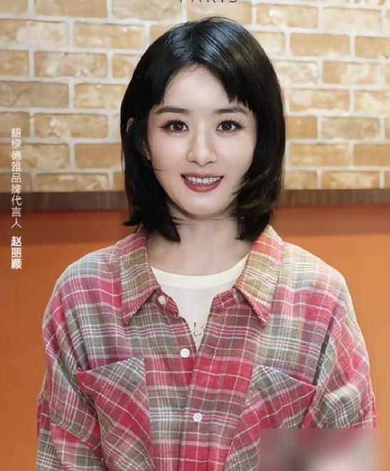 85后顶流赵丽颖彻底“不顾形象”了？曾经的高定红毯女王，现在竟然顶着一头乱糟糟的