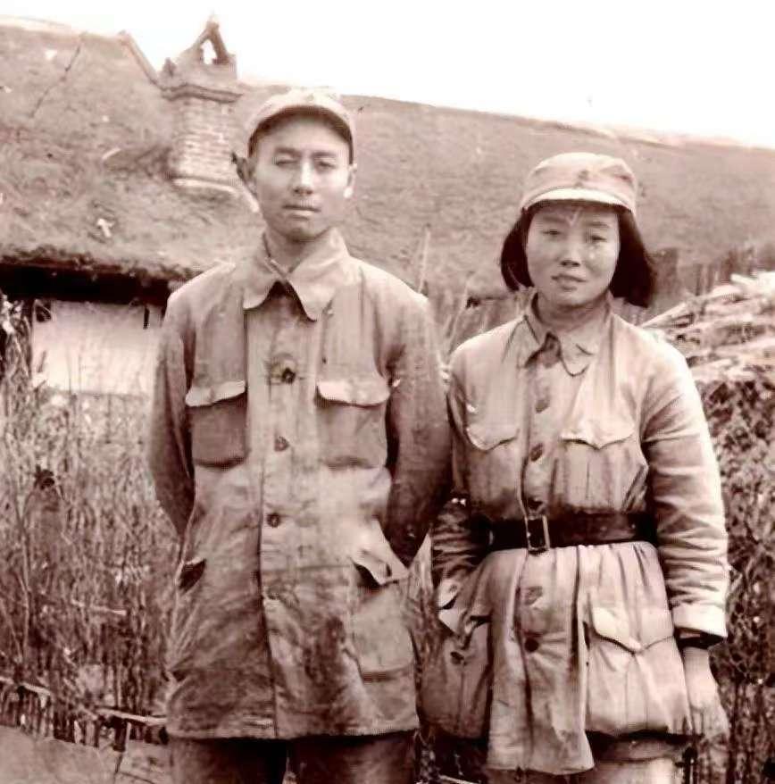1945年秋，滨海军区宣传女干事张杞跟随部队去东北，见到了恋人李欣。看到李欣变