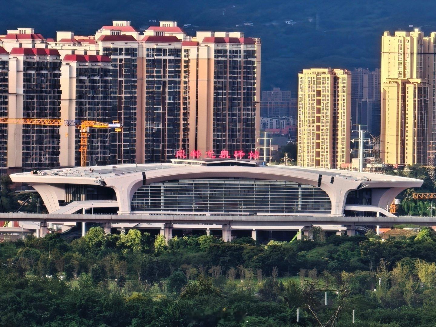 成都龙泉驿火车站已经修好了，地铁2号线东延线重新接通，应该也快了吧！[666]​