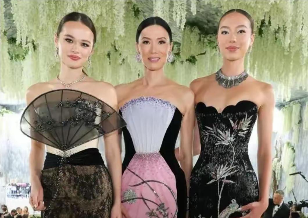 57岁的邓文迪带着两女儿亮相MetGaIa红毯，母女三人，成为全场最亮眼的东方风