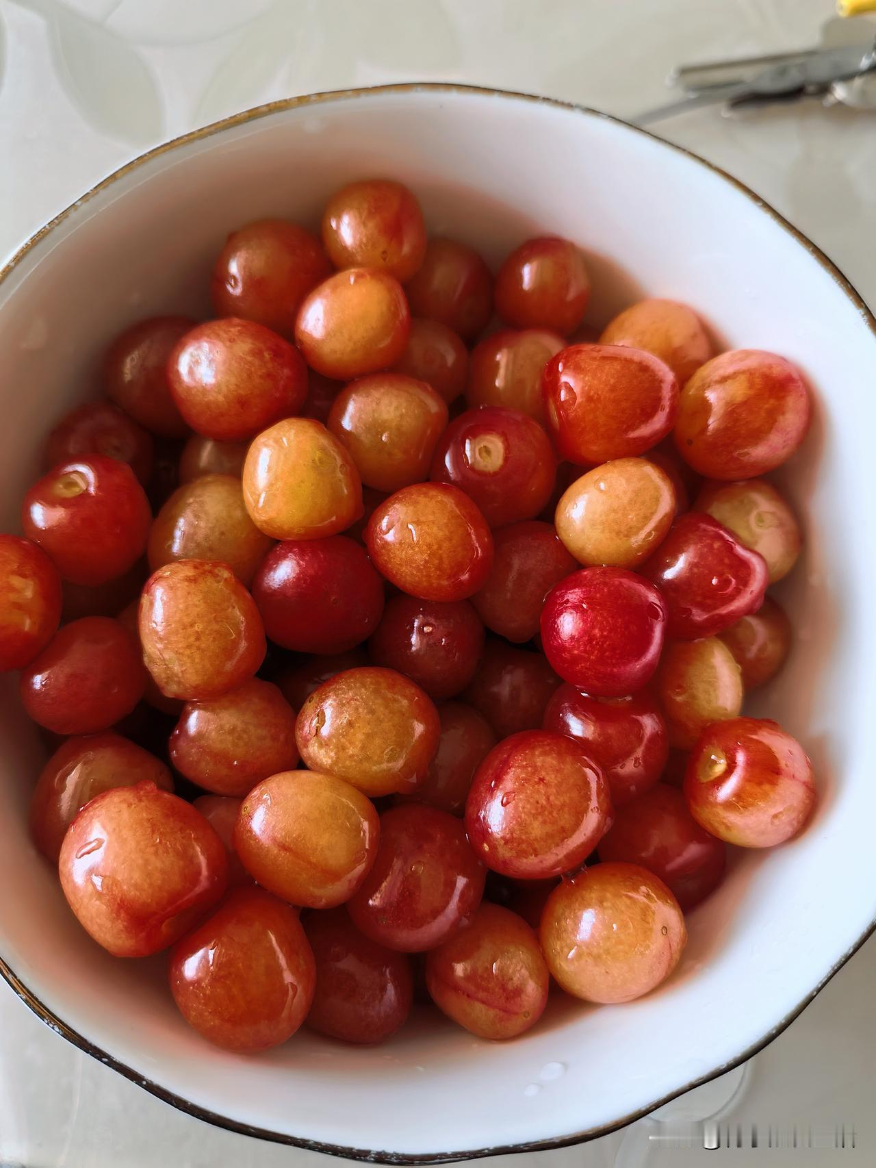 今天中午从雇主家下班，雇主的儿子非要给我一袋樱桃，我拒绝了。早上六点女雇主给