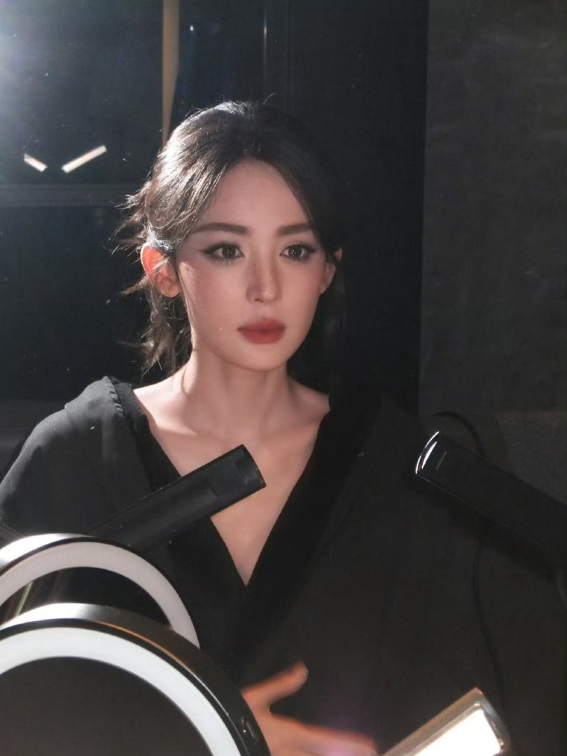 建议娜扎把这个妆焊在脸上娜扎雀斑妆慵懒名伶感娜扎这组造型直接封神！柔雾雀斑妆自带