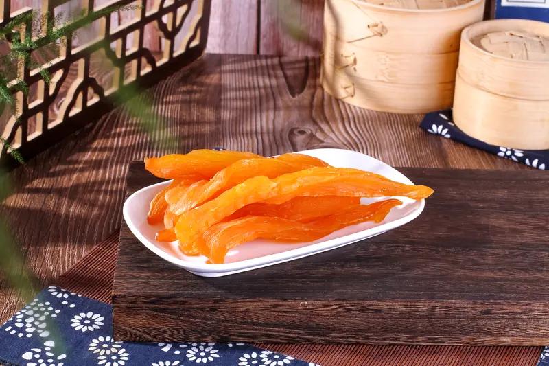 过年家里收到了一大堆礼物，很多零食。虽说好吃的食物堆了满墙，但婆婆从不主动叫我